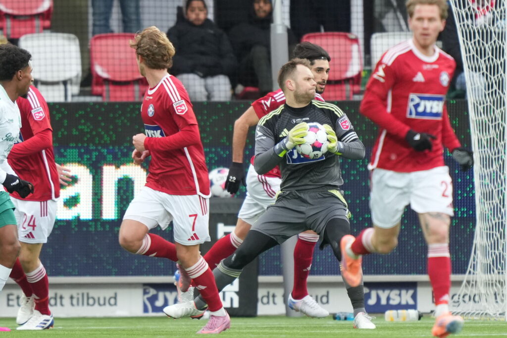 Silkeborg IF's Nicolai Larsen i færd med et udkast.