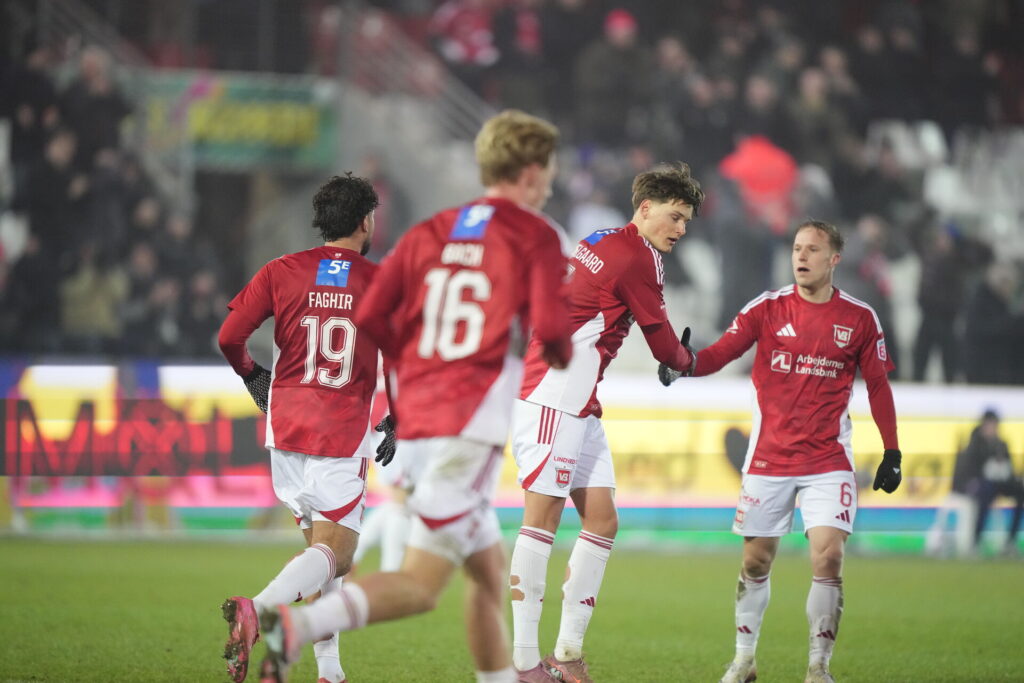 Vejle-spillere fejrer et mål.