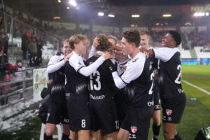 FC FRedericia-spillerne fejrer en scoring.