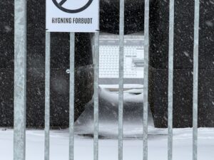 En sneklædt indgangsport på Ceres Park