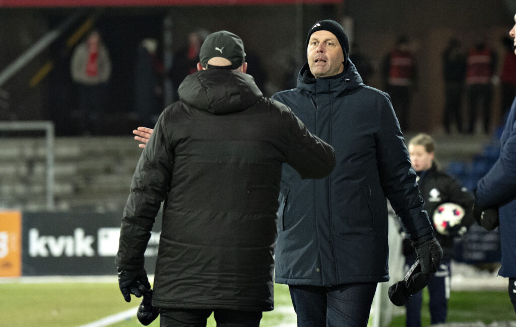Rasmus Bertelsen og Claus Nørdaard, der trykker hånd efter fredagens opgør.