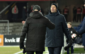 Rasmus Bertelsen og Claus Nørdaard, der trykker hånd efter fredagens opgør.