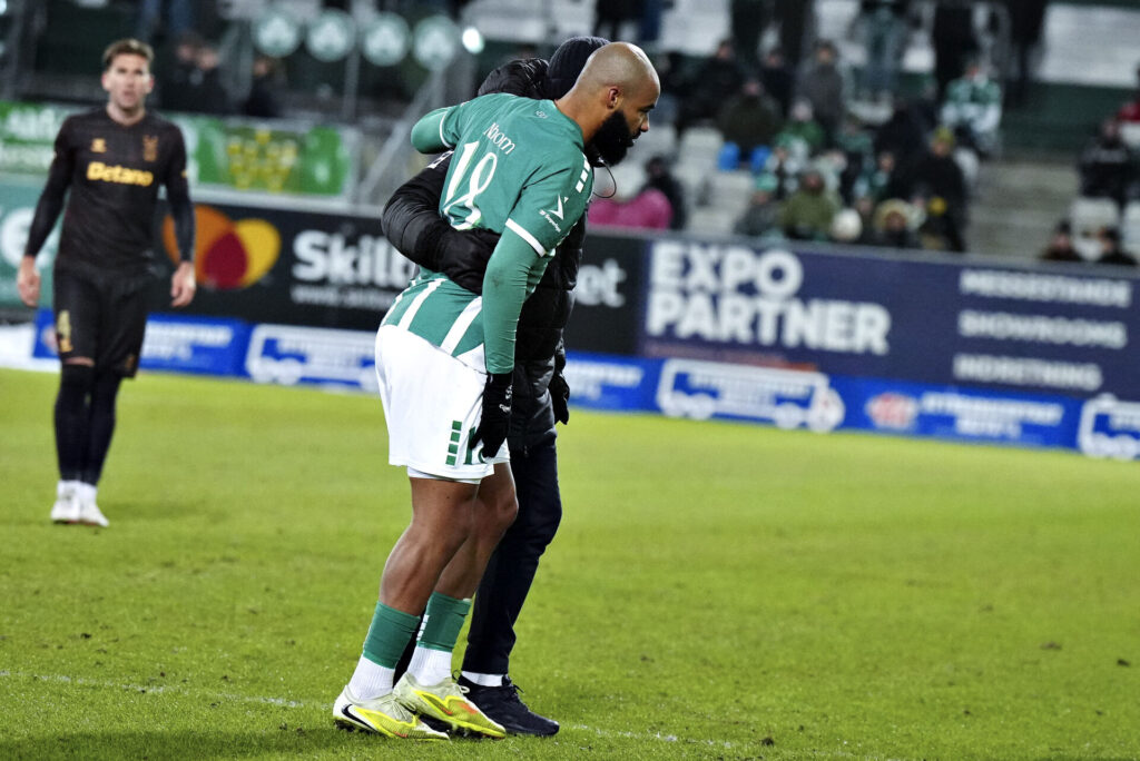 Jean manuel Mbom hjælpes fra banen under kampen mod Brøndby IF.