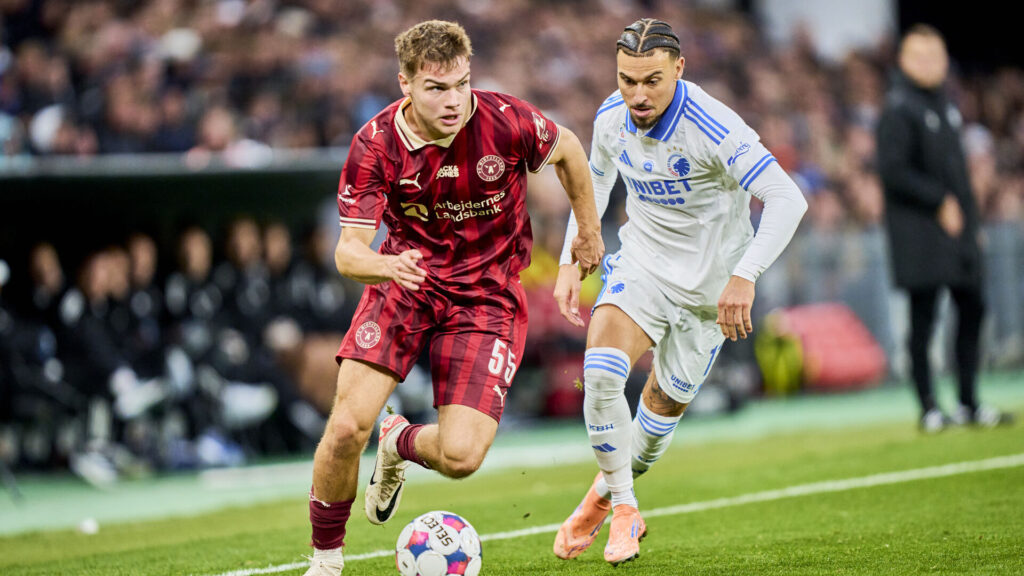 FC Midtjyllands Victor bak i duel med FC Københavns Jordan Larsson