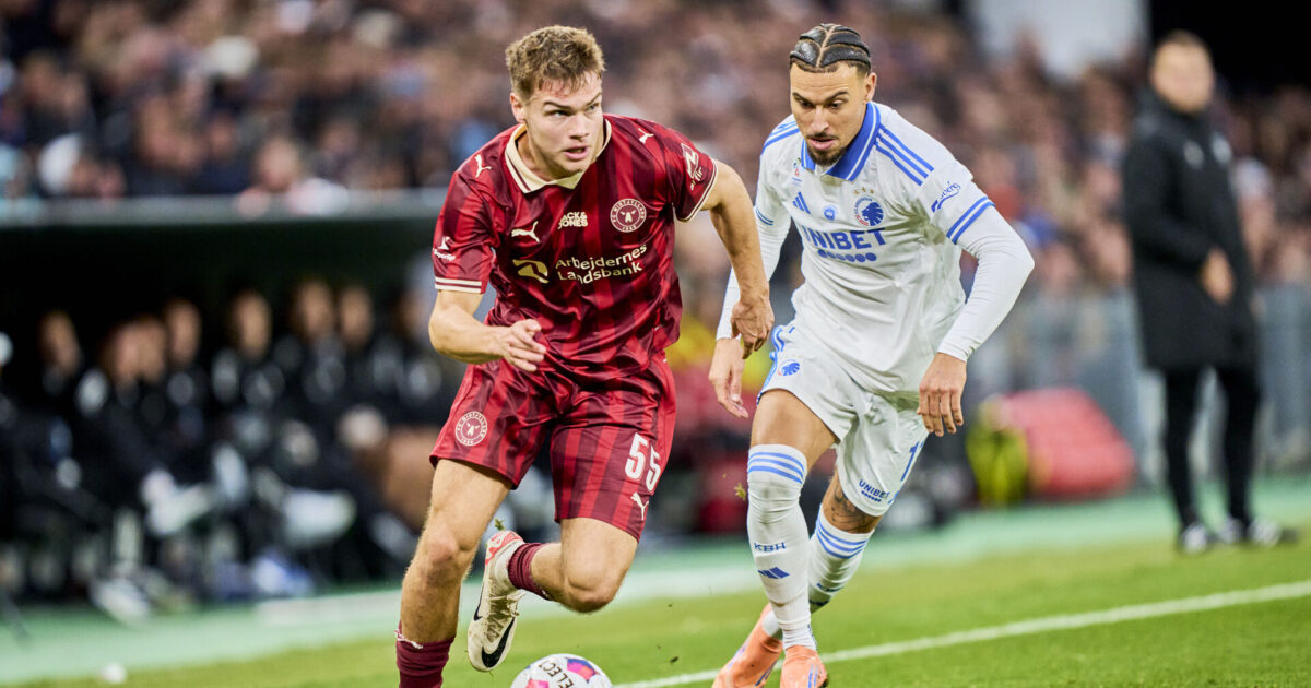 FCM-back på landsholdet?: – Min tid skal nok komme Victor Bak fra FC Midtjylland i duel med Jordan Larsson fra FCK under superligakampen mellem FC København og FC Midtjylland i Parken i København søndag den 5. oktober 2025.