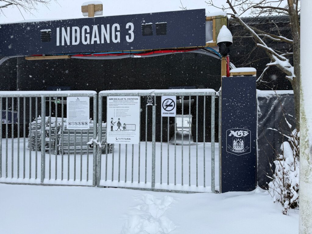 En sneklædt indgangsport på Ceres Park