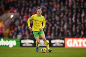Pelle Mattsson på midtbanen i Norwich City mod Wrexham