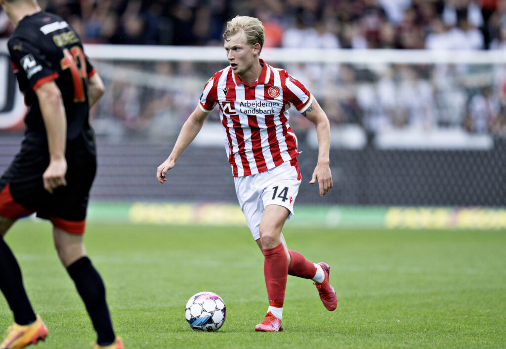 Malthe Højholt på bolden for AaB.