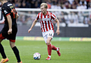 Malthe Højholt på bolden for AaB.