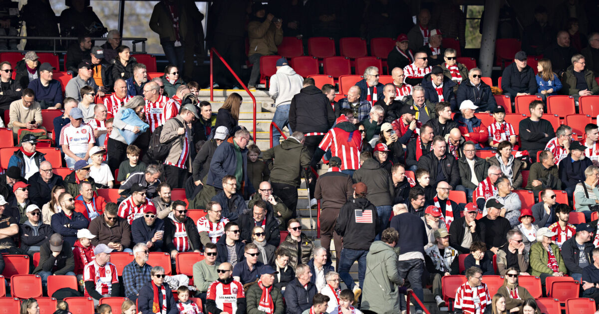 AaB-fans klapper af medbragt EfB-banner – Så slår Esbjerg til Foto: Henning Bagger/Ritzau Scanpix