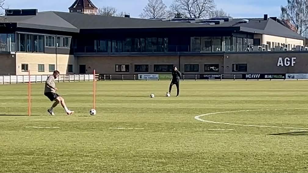 Frederik Tingager under øvelse ved AGF-træningen.