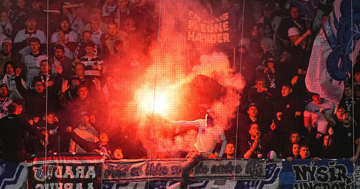 Ballade-hegn pillet ned: Se fansenes hilsen her Oddset Pokalen semifinalekampen mellem FC Midtjylland og AGF på MCH Arena i Herning søndag den 8. marts 2026.