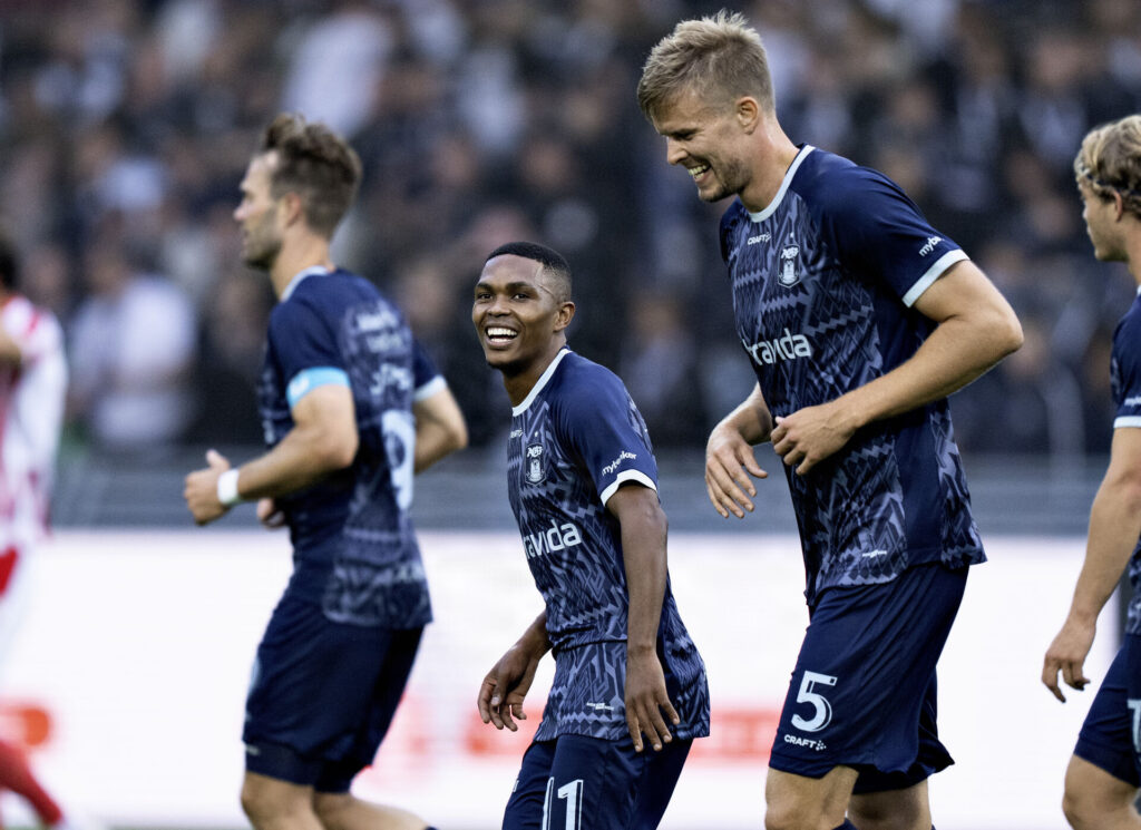 Gift links i et stort smil under AGF-kamp.