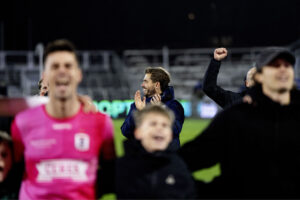 AGF cheftræner Jakob Poulsen klapper bag glade spillere