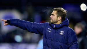 Jakob Poulsen peger under en kamp