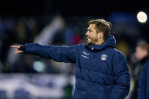 Jakob Poulsen peger ind på banen.