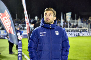 Jakob Poulsen kigger op mod himlen efter AGF's kamp mod OB.