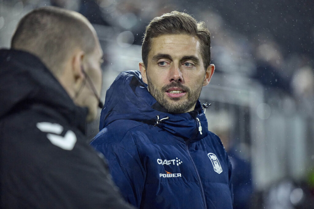 Jakob Poulsen kigger til sin højre.