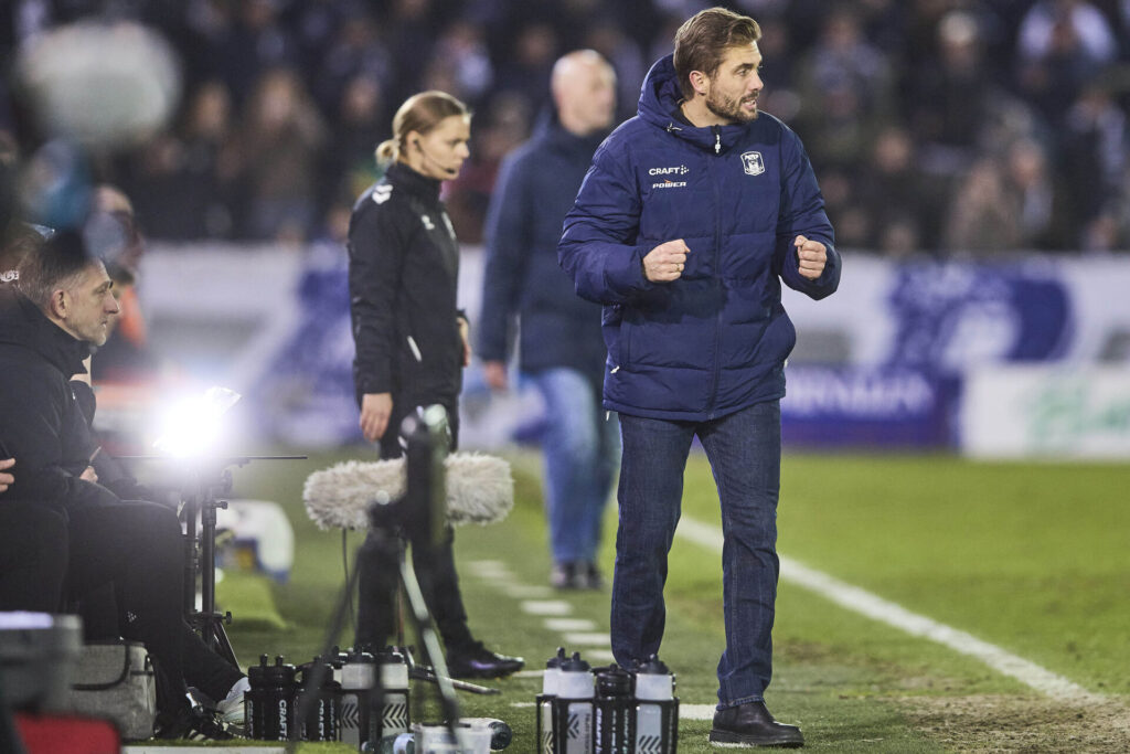 AGF cheftræner Jakob Poulsen knytter næven