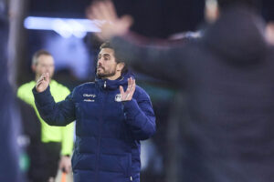 AGF cheftræner Jakob Poulsen rækker hænderne op