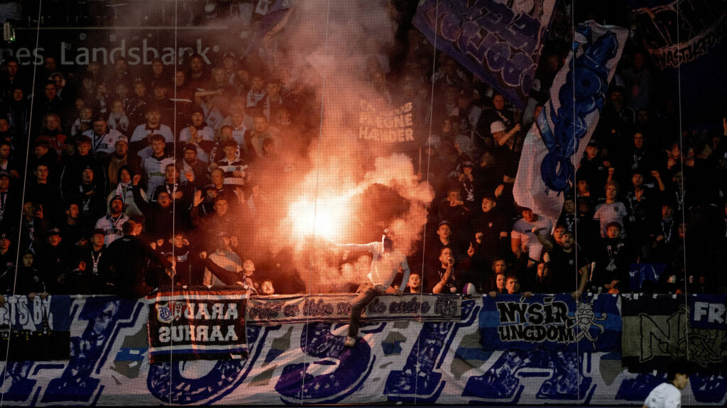 AGF's fans affyrer pyroteknik