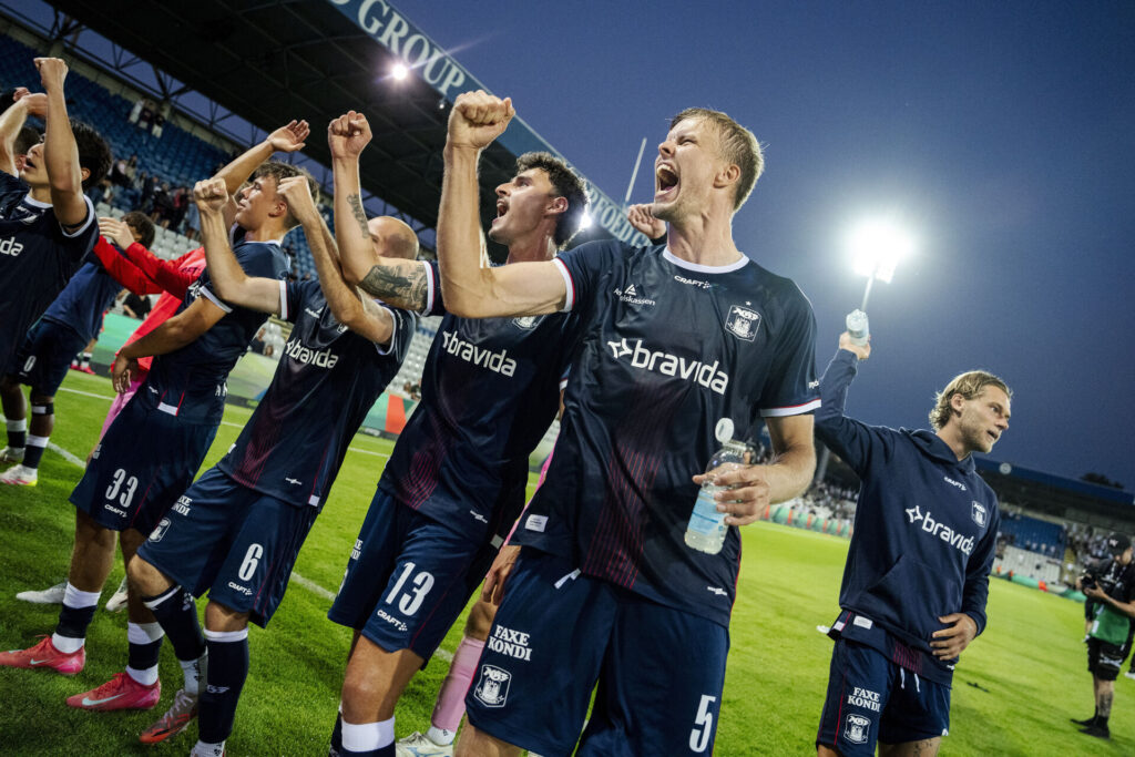 Frederik Tingager jubler med AGF-holdkammeraterne efter kamp.