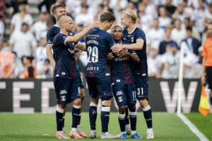Gift Links jubler med sine holdkammerater efter en scoring mod FCK