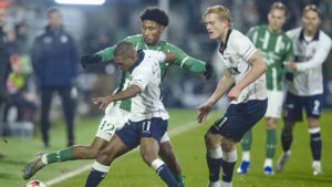 Gift Links tackler bolden mod Viborg FF