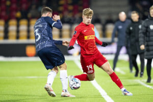 Sindre Walle Egeli i en duel mod AGF's Henrik Dalsgaard