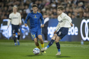 Jacob Andersen i færd med at slå en aflevering for AGF mod Brøndby.