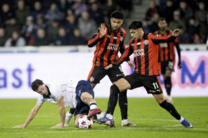 Pedro Bravo og Dario Osorio i en duel med AGF's Kevin Yakob.