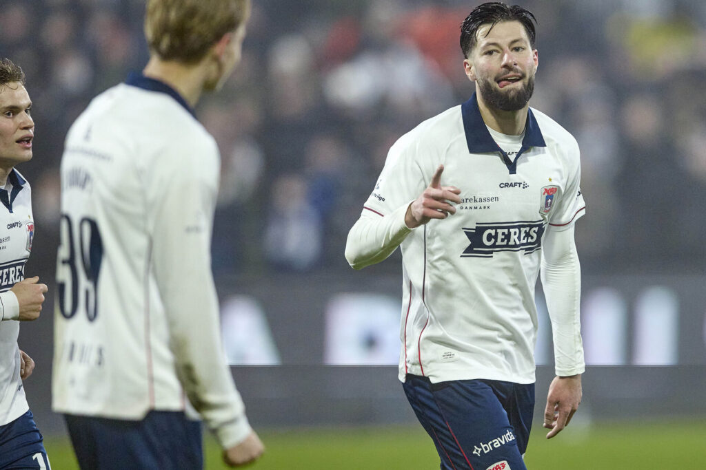 Kevin Yakob fejrer et mål for AGF.