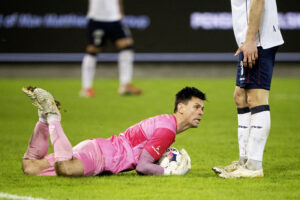Jesper Hansen ligger ovenpå bolden.