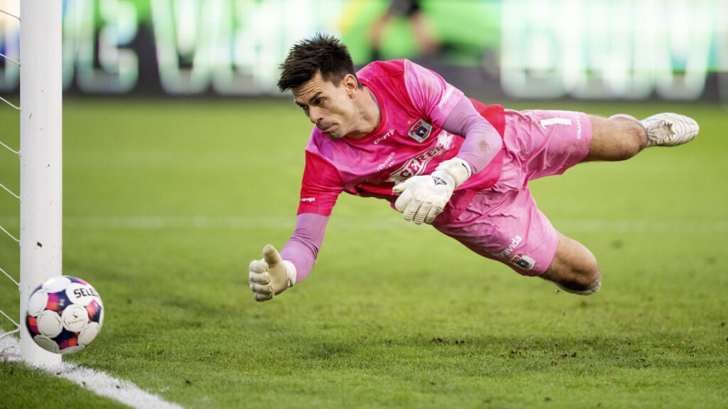 AGF's Jesper Hansen kaster sig efter bolden