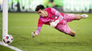 AGF's Jesper Hansen kaster sig efter bolden