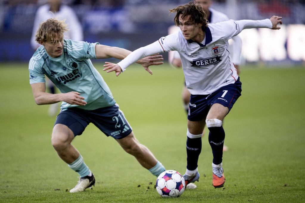 AGF's Markus Solbakken over for FCK's Mads Emil Madsen.