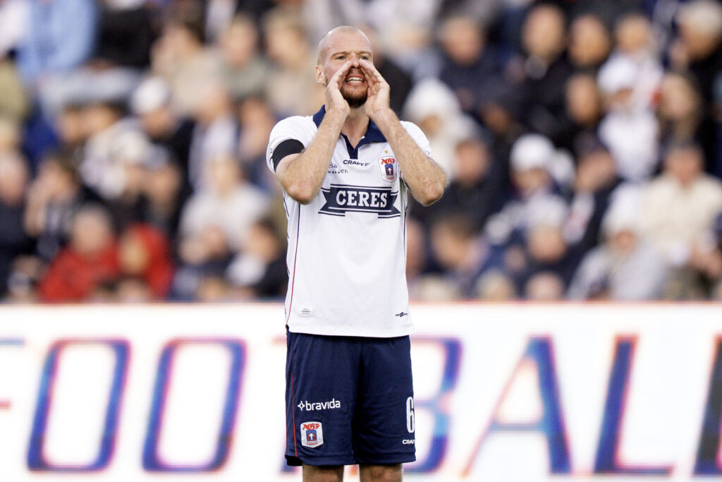 Nicolai Poulsen står og råber