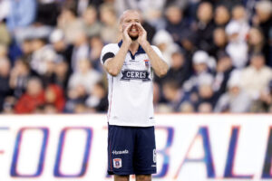 Nicolai Poulsen står og råber