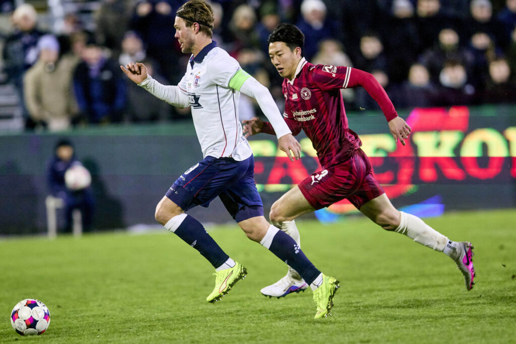 Patrick Mortensen i en duel mod FC Midtjylland