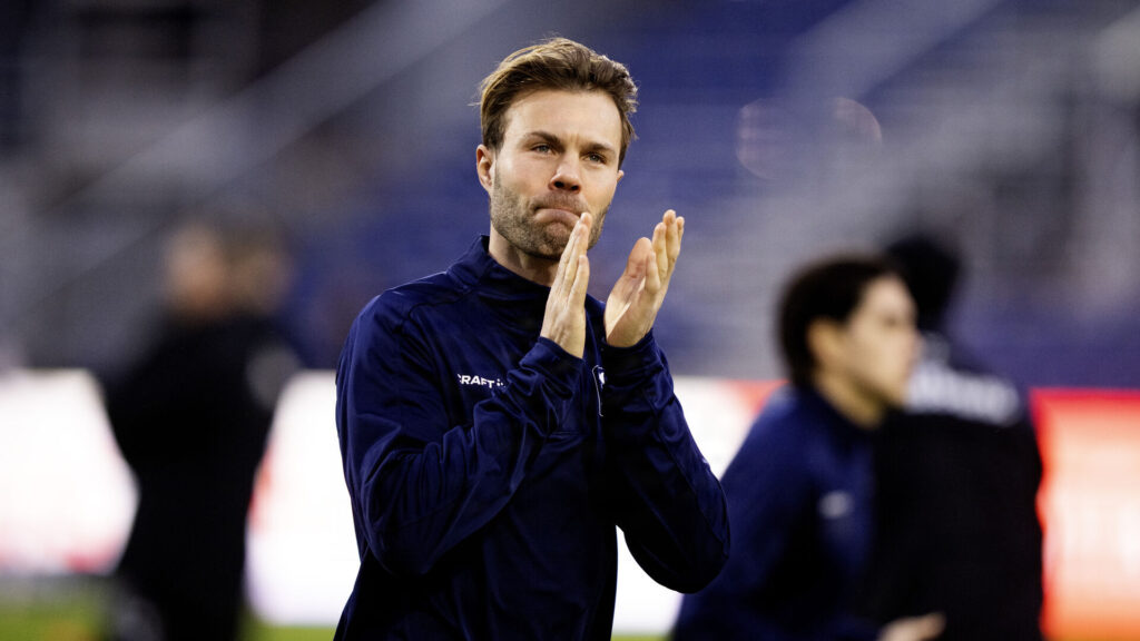 Patrick Mortensen varmer op for AGF