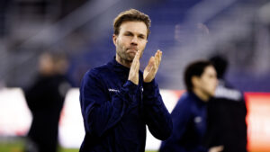 Patrick Mortensen varmer op for AGF