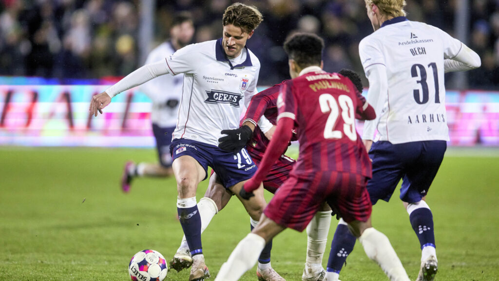 Rasmus Carstensen i aktion for AGF mod FC Midtjylland.