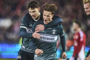 Rasmus Carstensen og Janni Serra jubler efter en scoring