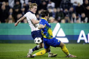 Tobias Bech og Luis Binks i duel.