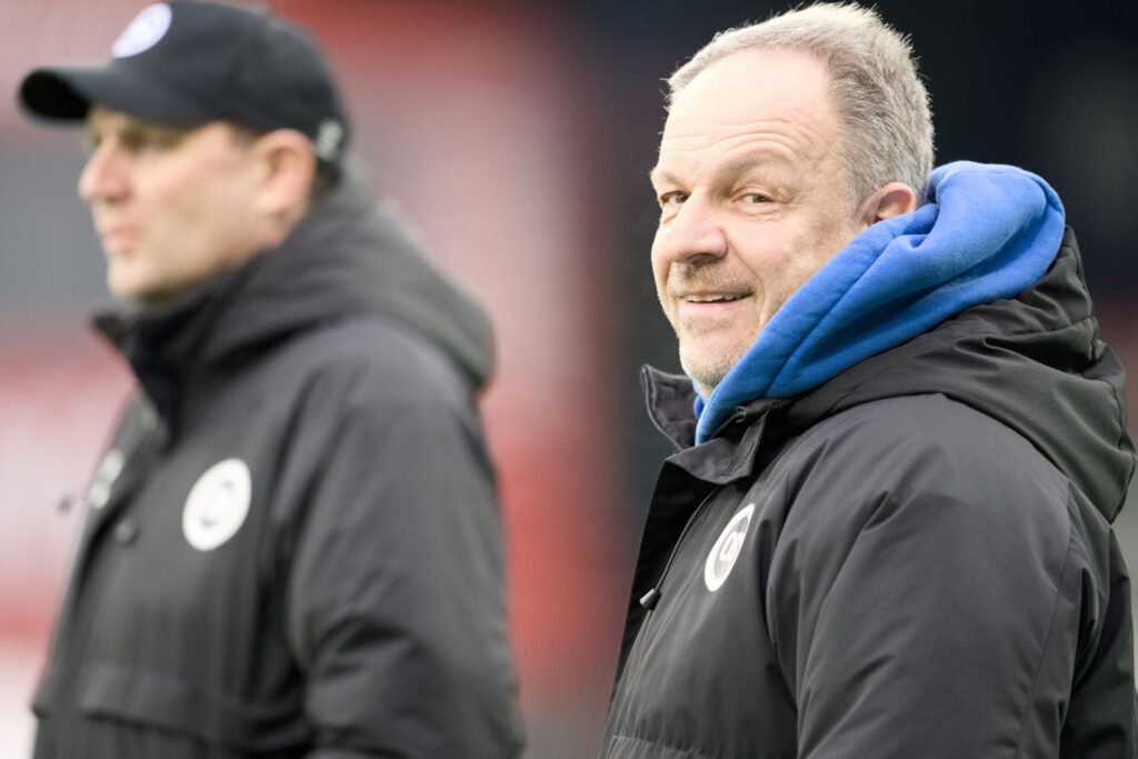 Alexander Zorniger kigger til venstre.