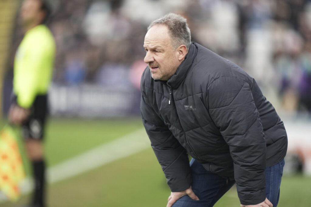 Alexander Zorniger har hænderne på knæene