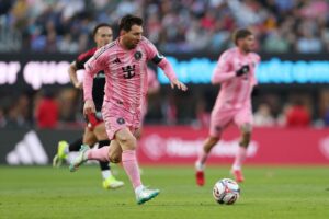 Lionel Messi løber med bolden