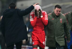 Alphonso Davies skjuler sit ansigt.