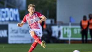 Benjamin Tiedemann sparker til bolden mod Lyngby
