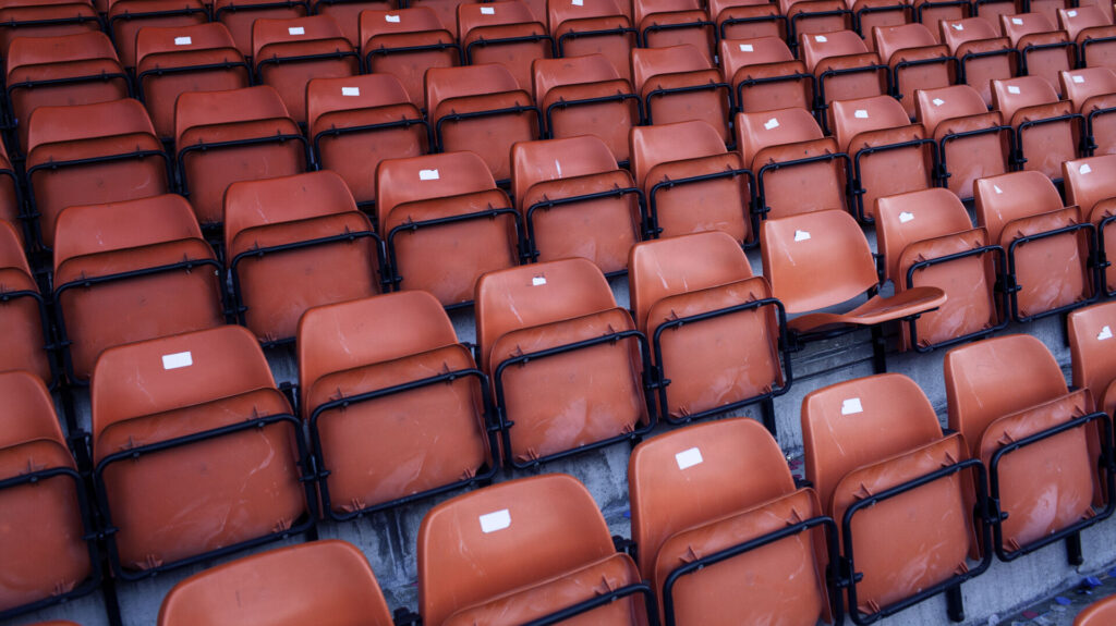 En tom tribunerække